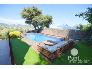 Chalet in Premià de Dalt. Exclusiva casa independiente con piscina y vistas panorámicas al