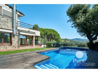 Chalet en Premià de Dalt. Exclusiva casa independiente con piscina y vistas panorámicas al