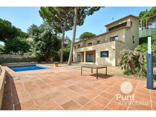 Chalet in Premià de Dalt. Exclusiva casa independiente con piscina privada y espectaculare