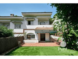 Casa aparellada a Premià de Dalt. Casa pareada en venta con piscina comunitaria en premià de dalt