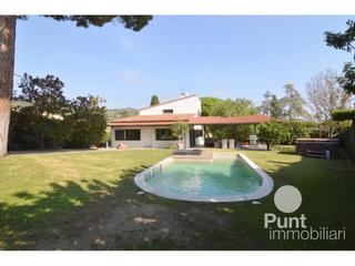 Xalet a Cabrera de Mar. Casa independiente con piscina