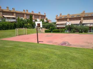 Casa aparellada a Navarrete. Chalet en venta en navarrete la rioja jardín, chimenea, piscina