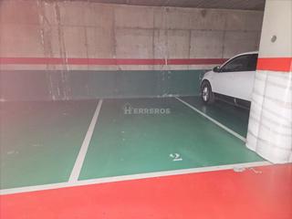 Parking coche en Calle albia de castro 8. Garaje en venta en solidaridad.