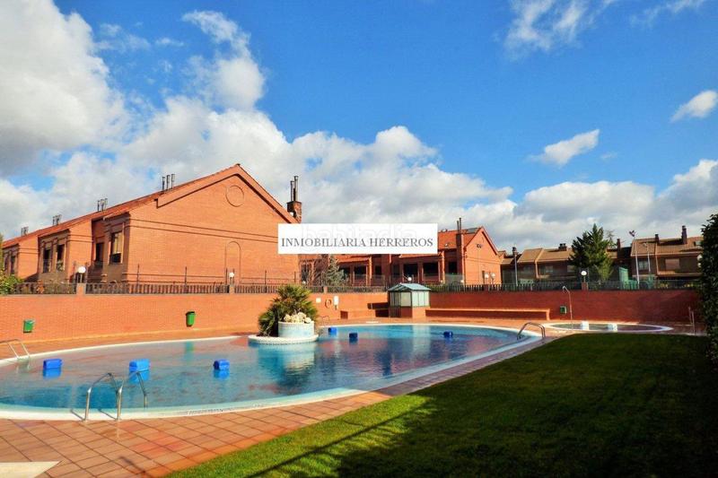 Foto 11289b8b-fab3-4523-861e-50e0cd0df0d5. Reihenhaus mit heizung parking pool in Avenida Madrid Logroño