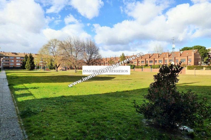 Foto 7191b88a-b8b0-4006-83e7-6fc9f4707d1d. Reihenhaus mit heizung parking pool in Avenida Madrid Logroño