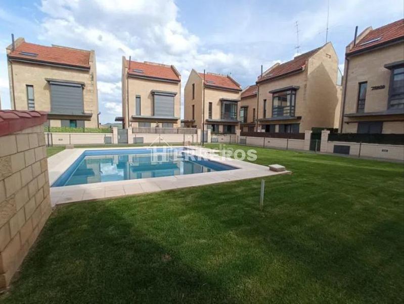 Foto fd4e261e-d239-4e79-9f0d-7c4df807897d. Chalet  en venta , 3 dormitorios. en Ribafrecha