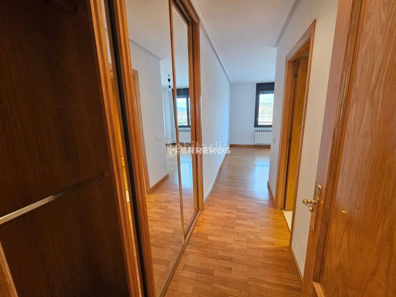 Foto 27d2169e-3418-46d0-9a85-7b5826f2f9d8. Piso  en venta en Los Lirios, 3 dormitorios. en Logroño