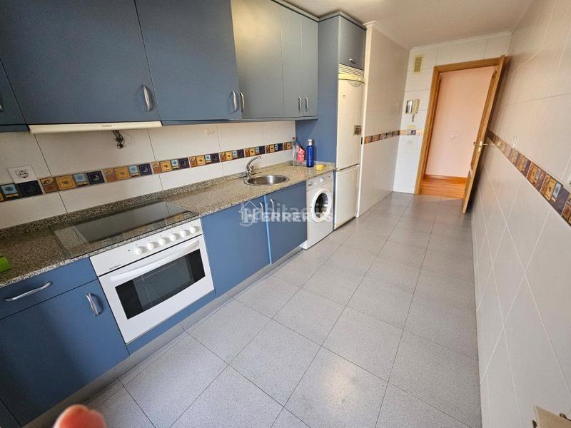 Foto 2b2e9bb3-3fb8-4110-b561-37a637c5f2b4. Piso  en venta en Los Lirios, 3 dormitorios. en Logroño