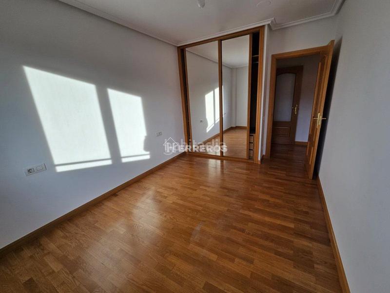 Foto 503e9b0d-b217-4821-94b3-a566817c84d3. Piso  en venta en Los Lirios, 3 dormitorios. en Logroño