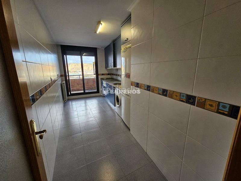Foto 9843c5f0-94cf-4e16-ad43-aa3e6bdfbc58. Piso  en venta en Los Lirios, 3 dormitorios. en Logroño
