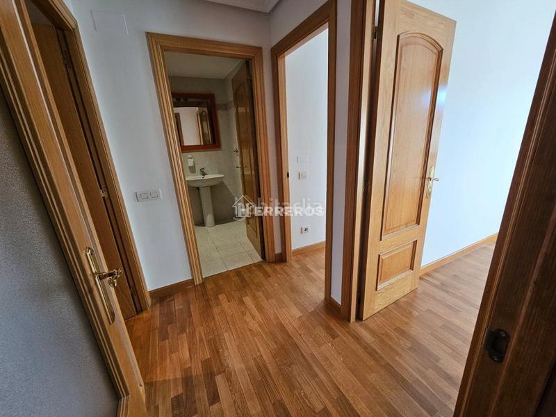 Foto a844fcd2-9e8f-4cdf-8ab1-f16aa05f07e4. Piso  en venta en Los Lirios, 3 dormitorios. en Logroño