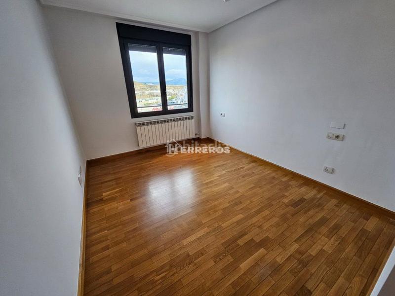 Foto cde1d998-6f75-453d-bfda-bbebe6104e61. Piso  en venta en Los Lirios, 3 dormitorios. en Logroño