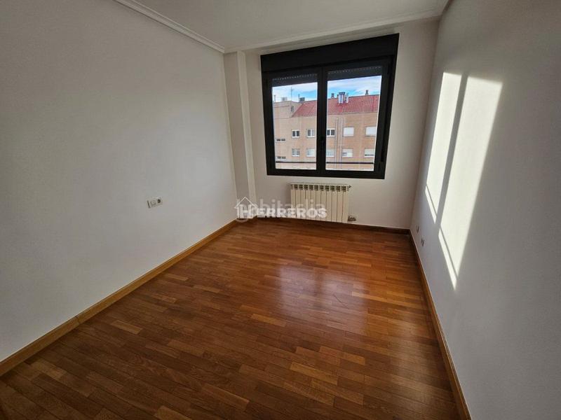 Foto ce6f85b9-4e0b-4936-94b1-0e9c31654ef7. Piso  en venta en Los Lirios, 3 dormitorios. en Logroño