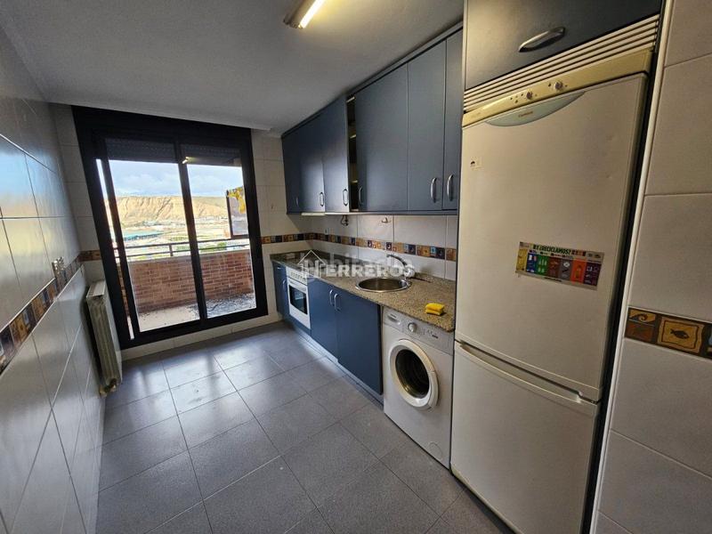 Foto d6b5e82d-b860-42cf-889b-a89134629e22. Piso  en venta en Los Lirios, 3 dormitorios. en Logroño