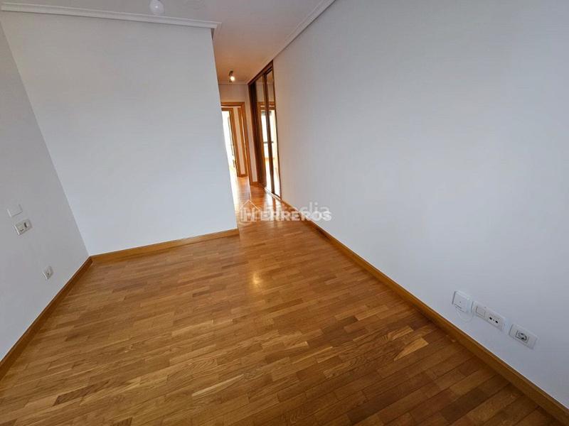 Foto dae081f5-a66d-40c0-a4ce-42feb7042231. Piso  en venta en Los Lirios, 3 dormitorios. en Logroño