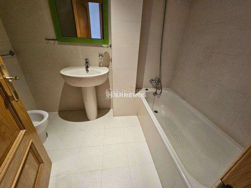 Foto e8f1246b-39fb-4fcc-b6b2-ade1f506a9d0. Piso  en venta en Los Lirios, 3 dormitorios. en Logroño