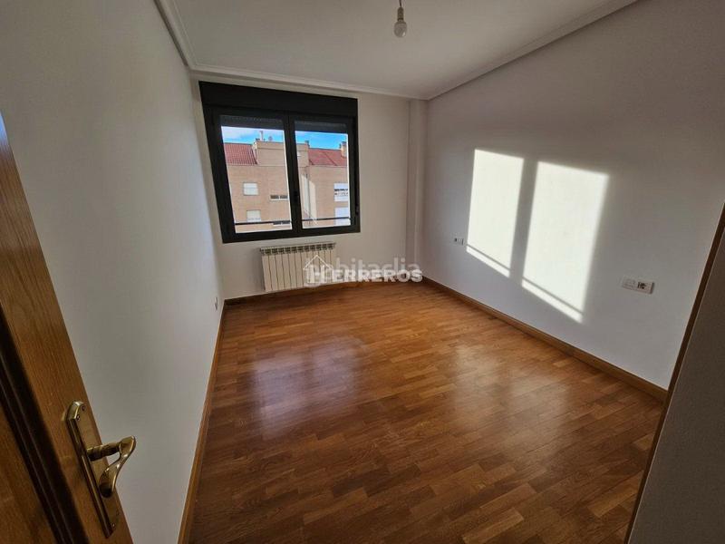 Foto f26bb50d-d8f1-4c3d-9795-c523012d8cc7. Piso  en venta en Los Lirios, 3 dormitorios. en Logroño
