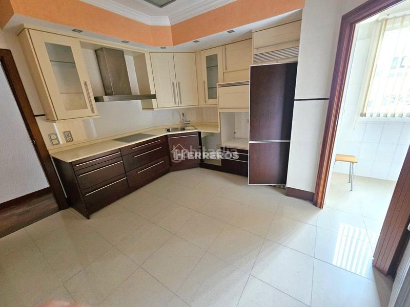 Foto 72aaf17a-92ea-46fb-9c39-8ff6c40419b6. Piso  en venta en gran vía, 3 dormitorios. en Logroño