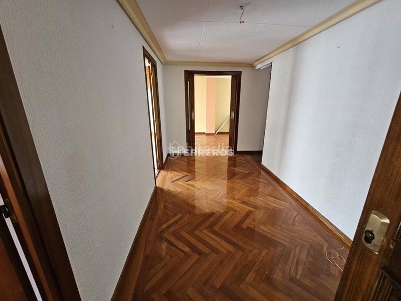 Foto 84b13de5-7e70-401c-aa26-200237f406c3. Piso  en venta en gran vía, 3 dormitorios. en Logroño