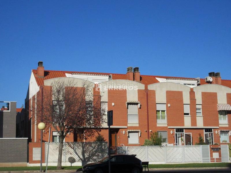 Foto 94ebb730-4e0c-4d40-8737-bf32d4cad9f1. Reihenhaus mit heizung parking pool in Portillejo - Valdegastea Logroño