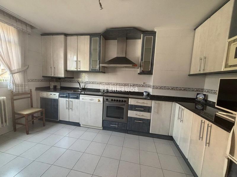 Foto a6f5f4df-cc2c-43e8-a237-4950d045054d. Reihenhaus mit heizung parking pool in Portillejo - Valdegastea Logroño