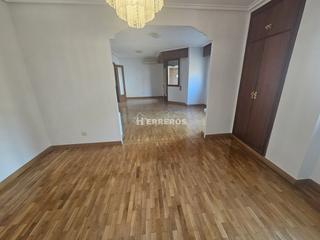 Flat  Gonzalo de berceo. Piso en venta en centro, 4 dormitorios.