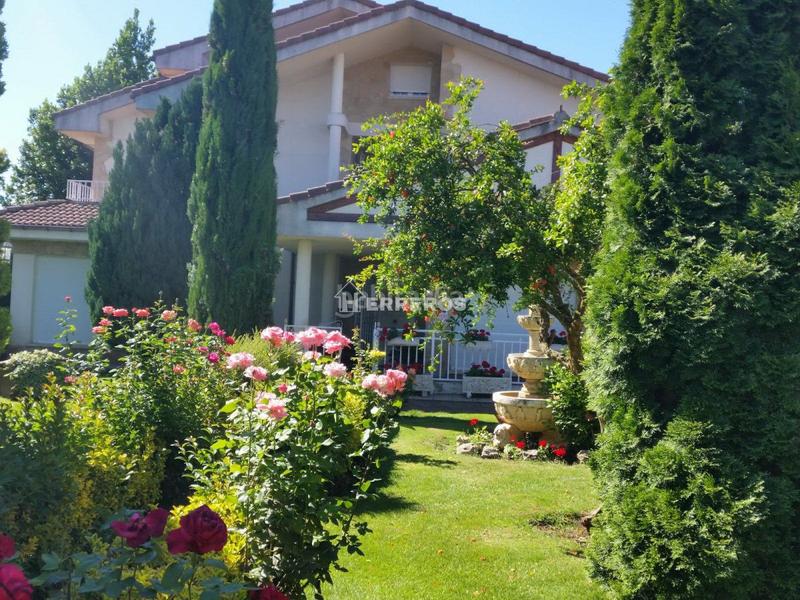 Foto 11c6e82a-1f69-4286-99a6-4fe7c10671c2. Chalet  en venta , 5 dormitorios. en Anguciana