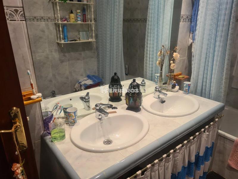 Foto 507faf16-3bd2-4adc-ad01-cff99f321974. Chalet  en venta , 5 dormitorios. en Anguciana