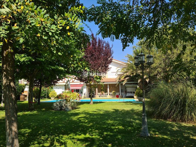 Foto b1eaf38e-059d-4043-aeb9-f3c89ed37b21. Chalet  en venta , 5 dormitorios. en Anguciana