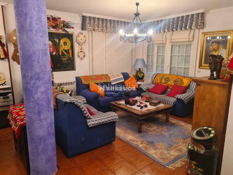 Foto b5171af5-13c4-4f56-937f-a088f16bb641. Chalet  en venta , 5 dormitorios. en Anguciana