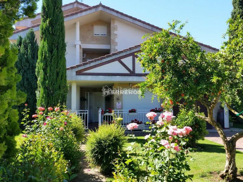 Foto cfd90168-0c41-449b-b794-223040a01d2c. Chalet  en venta , 5 dormitorios. en Anguciana