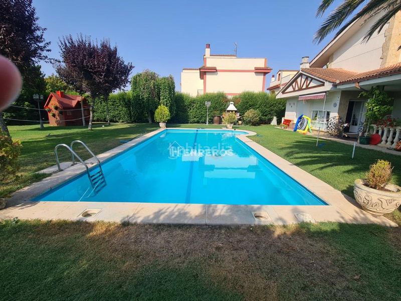 Foto f5b56f2d-c5b6-4db3-b44d-7119798c1994. Chalet  en venta , 5 dormitorios. en Anguciana
