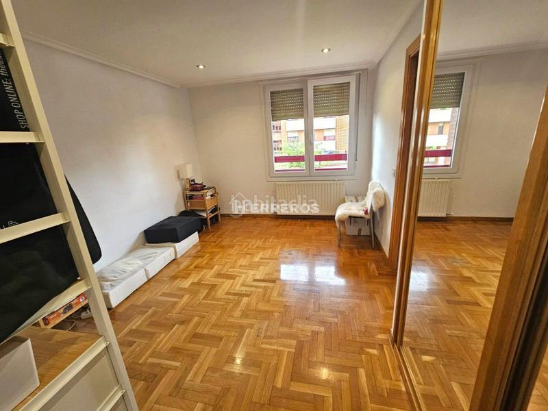 Foto 3a4f8451-2b39-4b6a-82bd-08fbdf731720. Piso  en venta en avda. madrid, 4 dormitorios. en Logroño