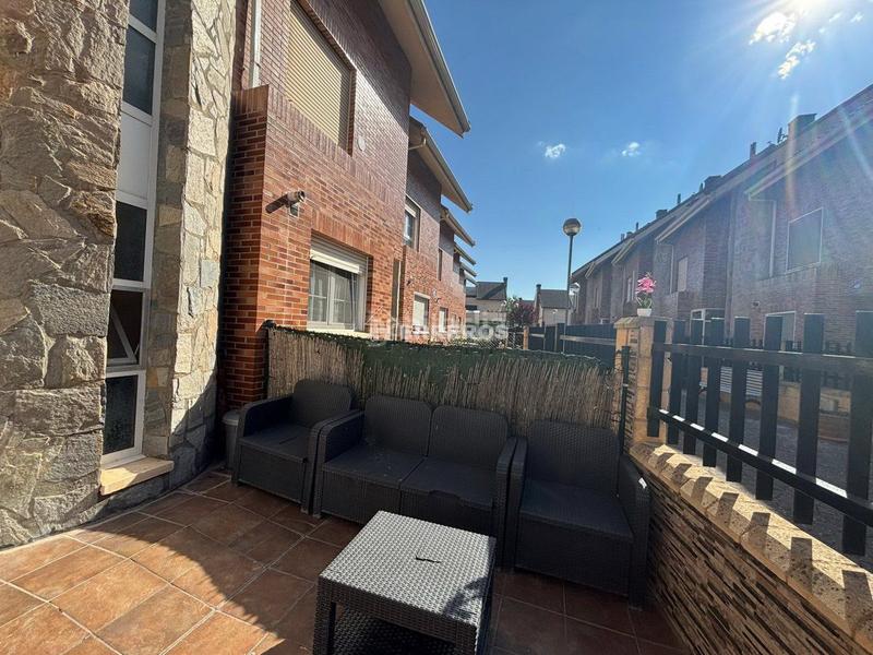 Foto 0709579d-5c57-482e-bac9-01ea4e2433c4. Casa a schiera con riscaldamento parcheggio piscina in Villamediana de Iregua