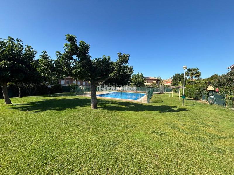 Foto 533b13fe-1619-483e-88ce-a860dd3d7f61. Casa a schiera con riscaldamento parcheggio piscina in Villamediana de Iregua