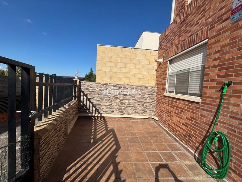 Foto 53f34c93-0563-4fc3-b25e-8435b753ad34. Casa a schiera con riscaldamento parcheggio piscina in Villamediana de Iregua