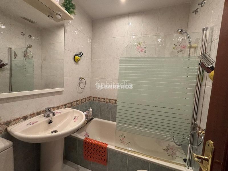 Foto 5c996f91-1f4d-4fc3-992f-320ee7b33969. Casa a schiera con riscaldamento parcheggio piscina in Villamediana de Iregua