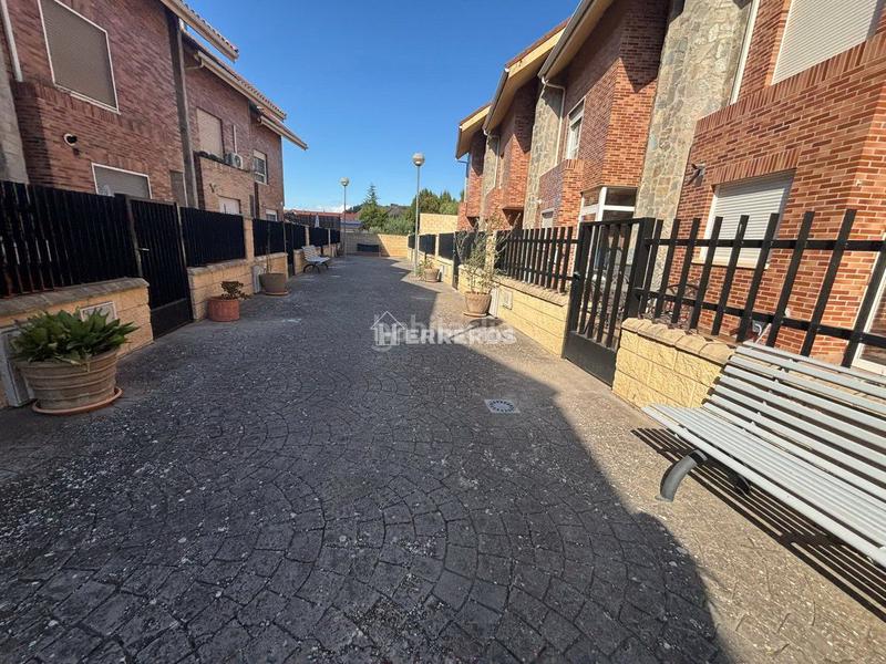 Foto b12a2ba3-aa13-4432-bcf0-18c5e8470f29. Casa a schiera con riscaldamento parcheggio piscina in Villamediana de Iregua