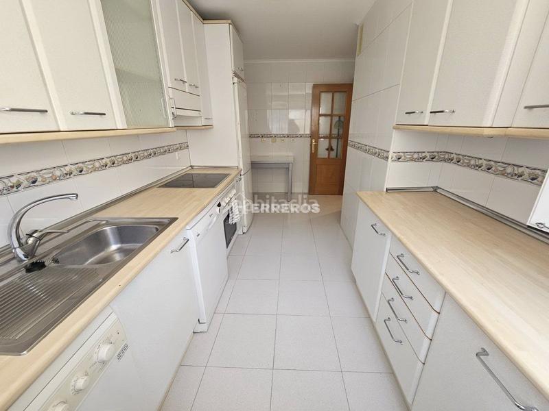 Foto 8d4b414b-3b8b-46b1-bfc0-946457485fa0. Appartement avec chauffage parking dans Oeste Logroño