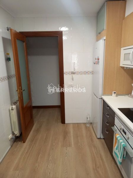 Foto c883a138-ffd5-4961-af25-1ccf59cf55ce. Apartament amb calefacció aparcament a Lardero