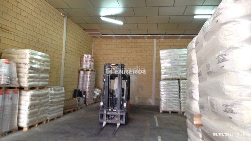 Foto bc9cbf04-e089-4354-a563-0440f8391c08. Nau industrial a Oyón / Oion