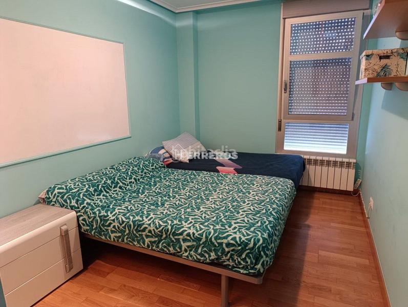 Foto a22f7bb8-4e7b-4a30-9ad2-68ae1198c2f9. Pis amb calefacció aparcament piscina a Universidad Logroño