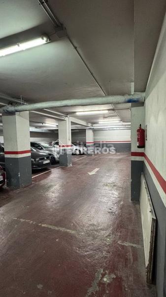 Foto 5f1acf82-7a9f-4ba2-93fd-33f07c4aa56c. Parking voiture dans Residencia Logroño