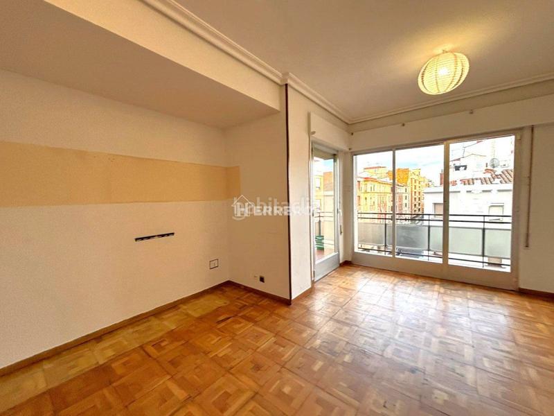 Foto 3528ec04-a3f3-4703-b1cf-d24b3008b4dd. Piso  en venta en centro, 4 dormitorios. en Jesuitas Logroño