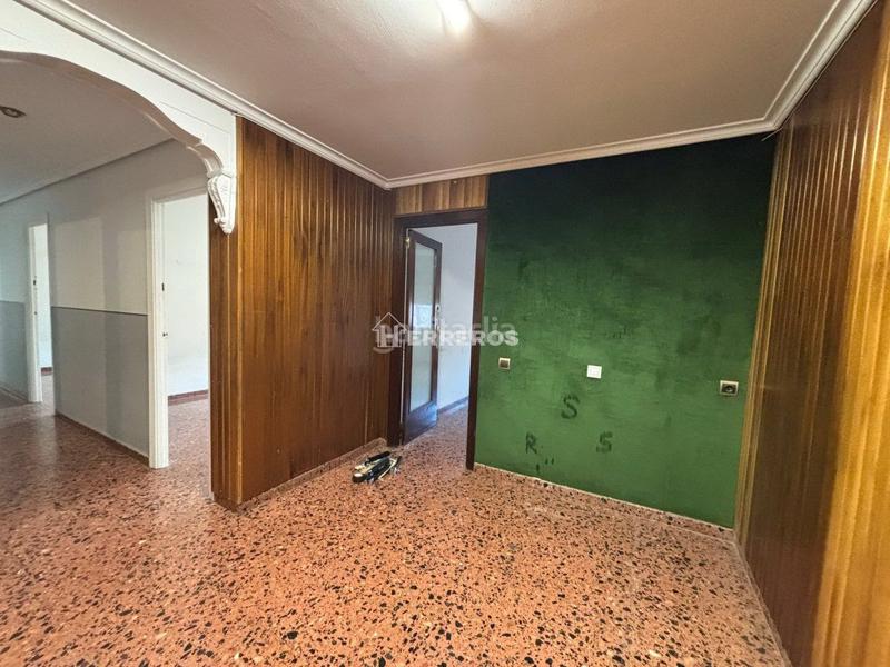 Foto f6aa8246-eca2-4037-ac31-f8c9c4a02b8e. Piso  en venta en centro, 4 dormitorios. en Jesuitas Logroño