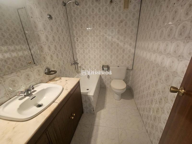 Foto 58aa2c75-3e6b-43a1-9de2-1c6e07b764b2. Flat with heating in Residencia Logroño