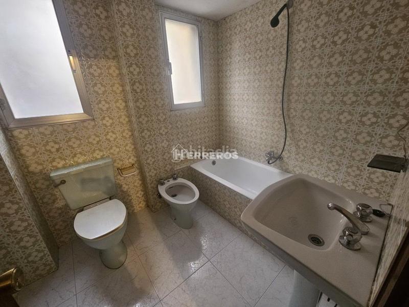 Foto 981ed7ef-43a3-4091-bbfb-3781fa59db53. Flat with heating in Residencia Logroño