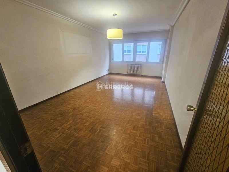 Foto b3ba6208-74b3-4d19-81b1-e5321e80e5b2. Flat with heating in Residencia Logroño