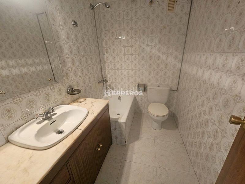 Foto ce082256-5b38-4261-a2b4-ef69f3b7ee61. Flat with heating in Residencia Logroño