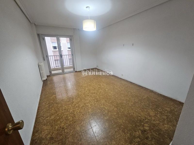 Foto e8be93b3-bf5b-4dda-a836-4e36c2c5876f. Flat with heating in Residencia Logroño